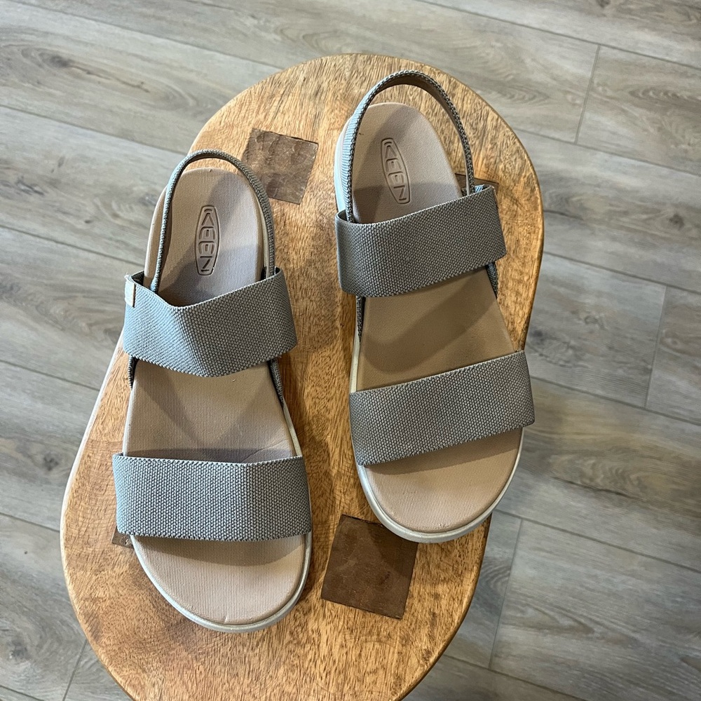 10.5 Keen Taupe Sandals with stretchy Straps
